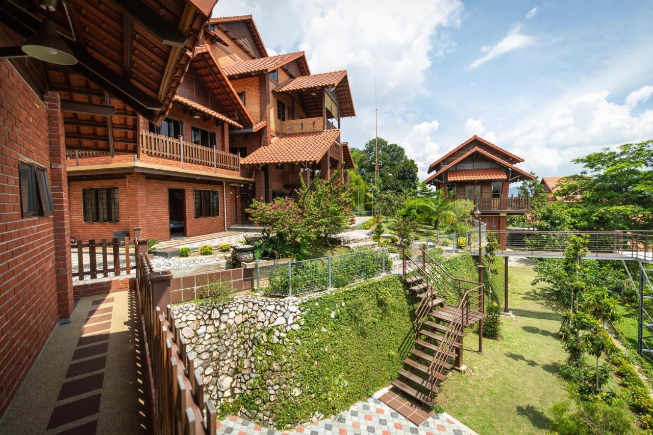 Red House The Garden Stay In Bukit Tinggi By Play Бентонг Екстериор снимка